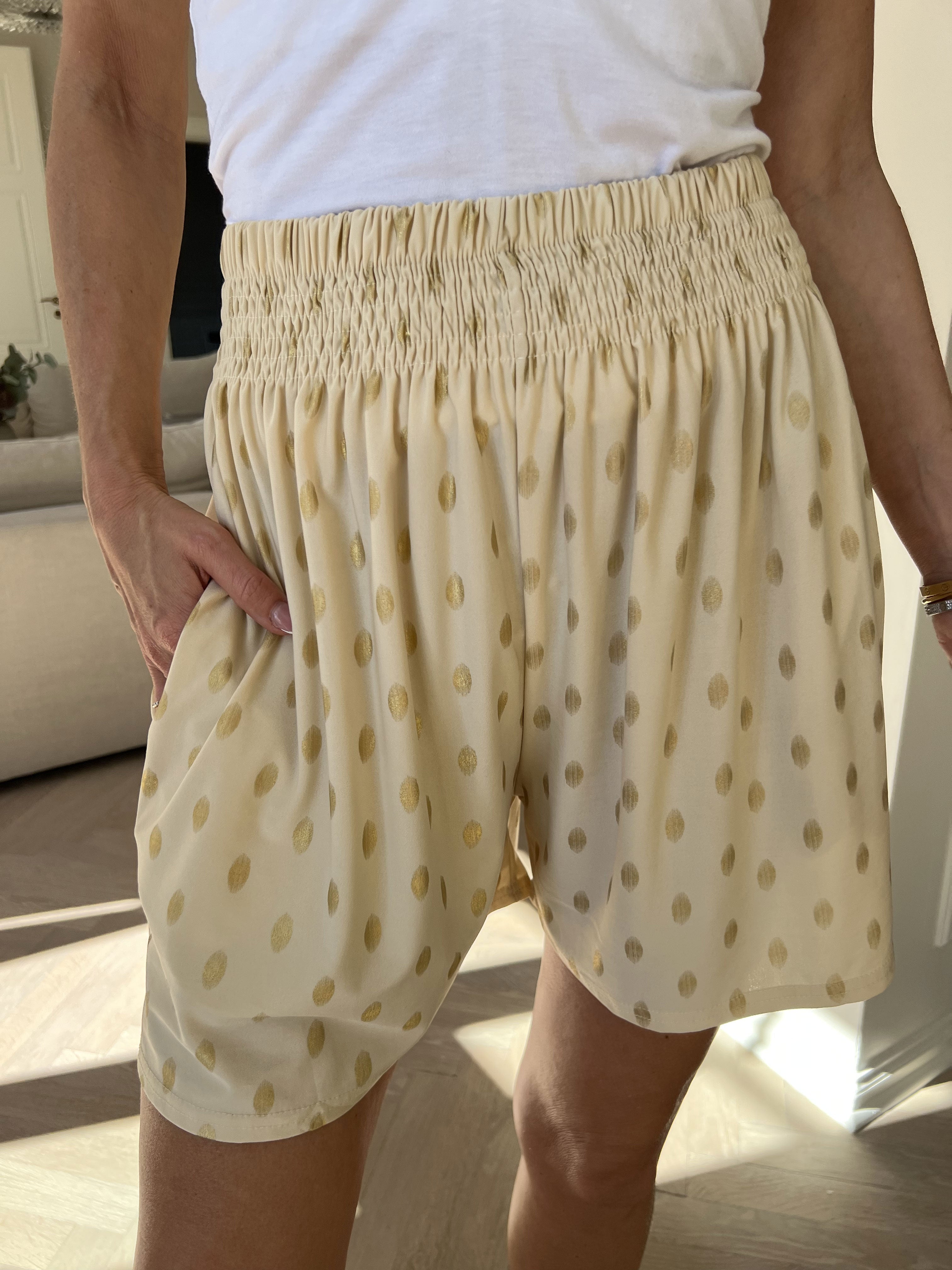 Pams Dot Shorts - Löst sittande shorts i stretchigt tyg med guldprickar